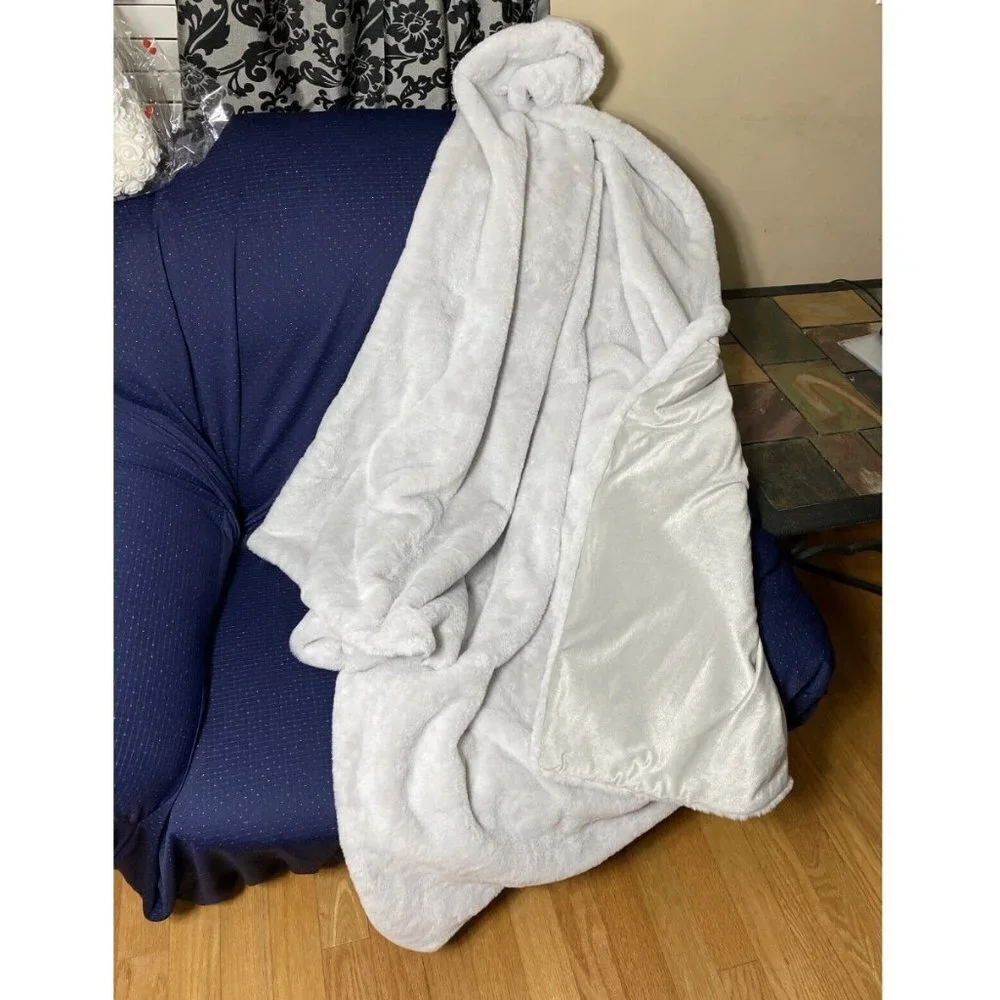 NWOT Threshold Faux Rabbit Fur Light Gray Throw Blanket 60